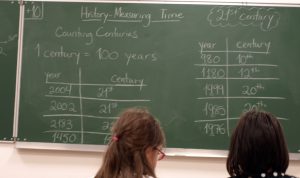 tableau de classe de primaire en classe d'histoire en anglais