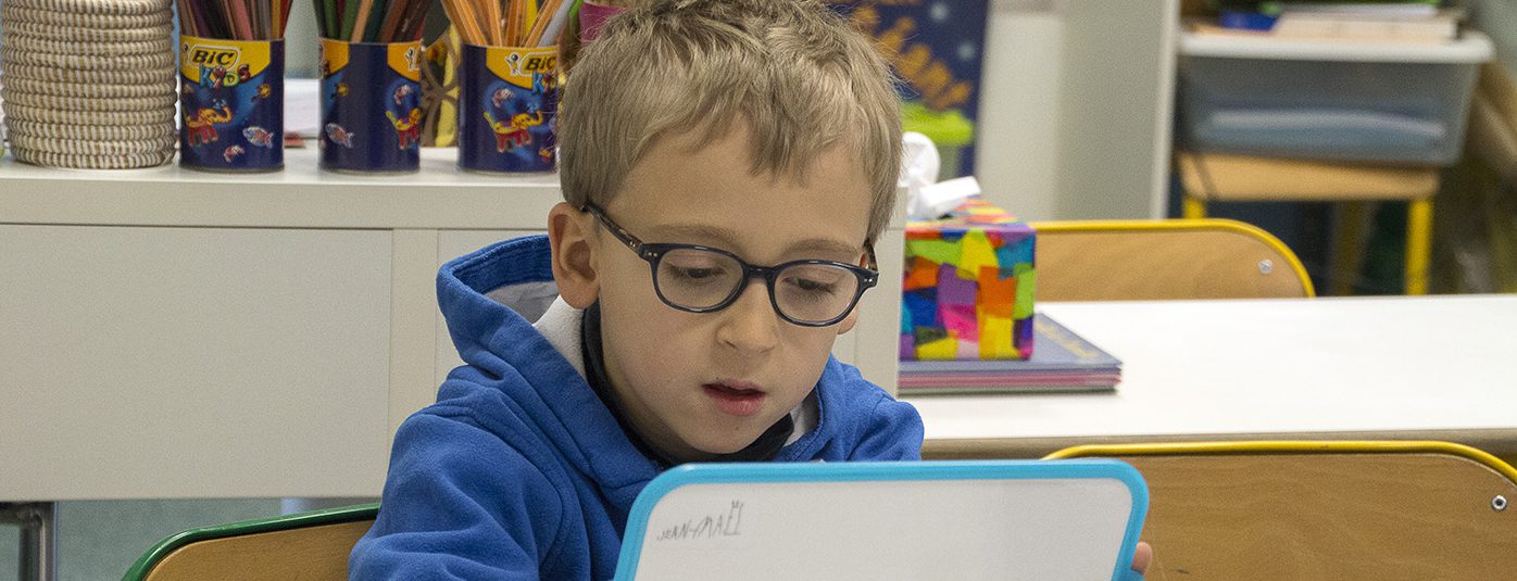 Petite garçon en classe d'anglais de primaire à l'école bilingue français anglais Greenfield de Lyon