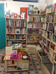 Photo du rayon jeunesse de la Librairie l'Astragale à Lyon, partenaire lecture de l'école Greenfield